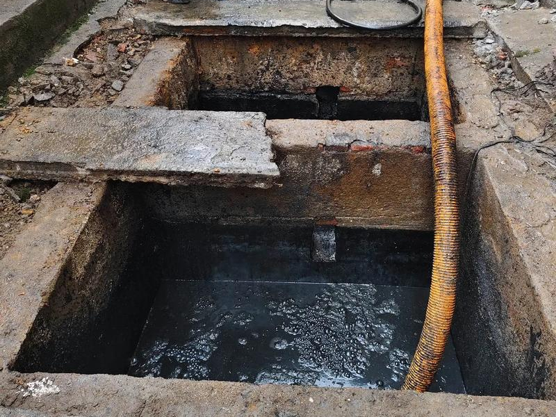 锁五清理化粪池